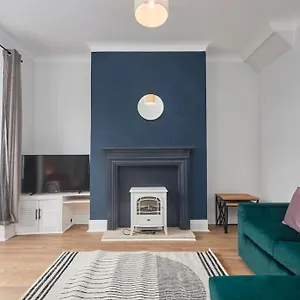 Charming 2-bedroom House In Holiday home